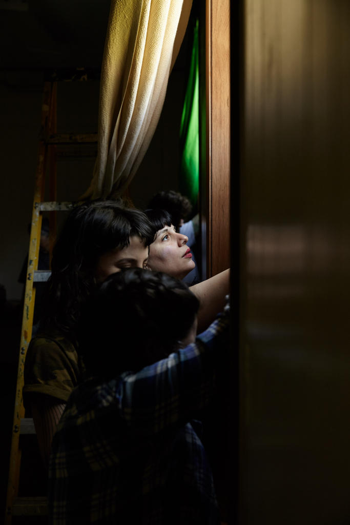 Students working to build a classroom-sized camera obscure during Sophie Bolla&#039;s class Parallax. Photo by Suzi Sadler